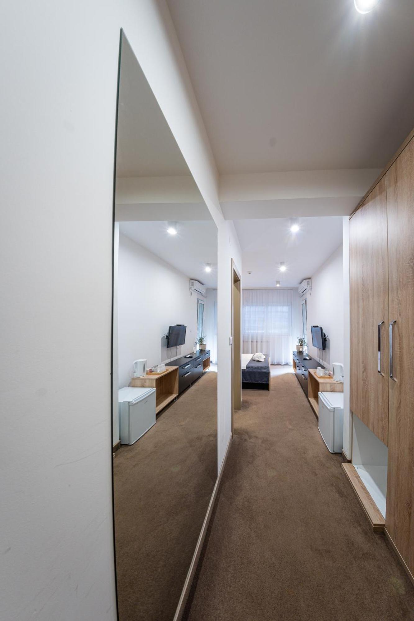 Nar Royalton Accommodation Ni 客房 照片